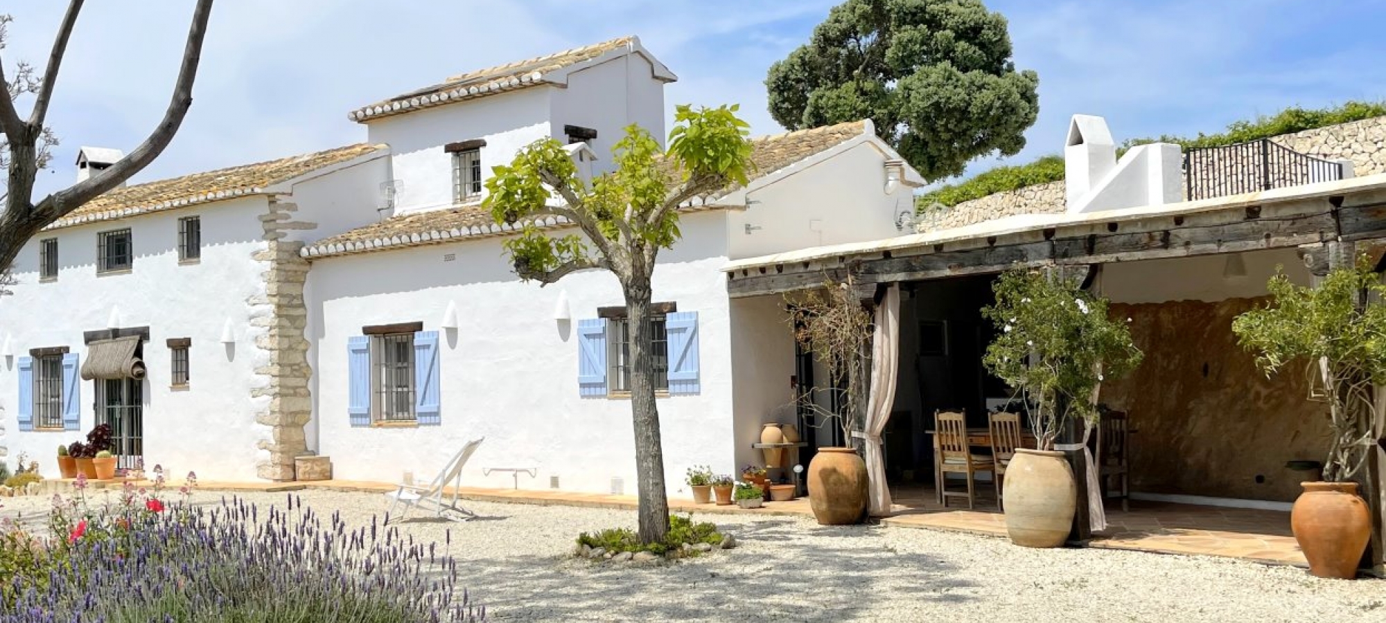 COSTA BLANCA >> MORAIRA - Traditionel og 100-årig finca med 3 soveværelser og panoramaudsigt.