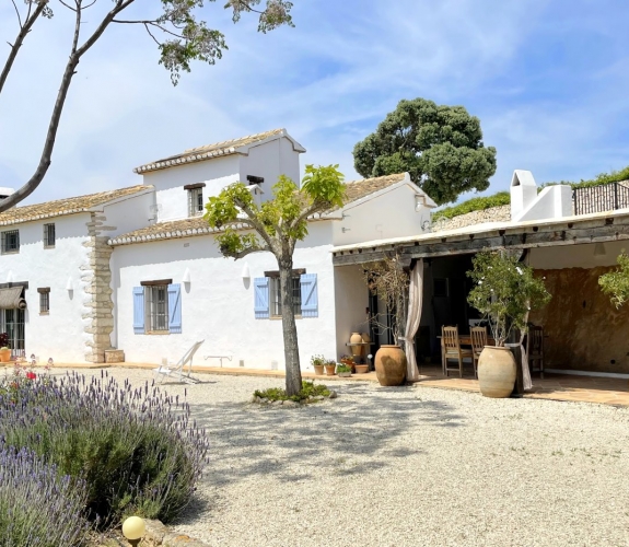 COSTA BLANCA >> MORAIRA - Traditionel og 100-årig finca med 3 soveværelser og panoramaudsigt....