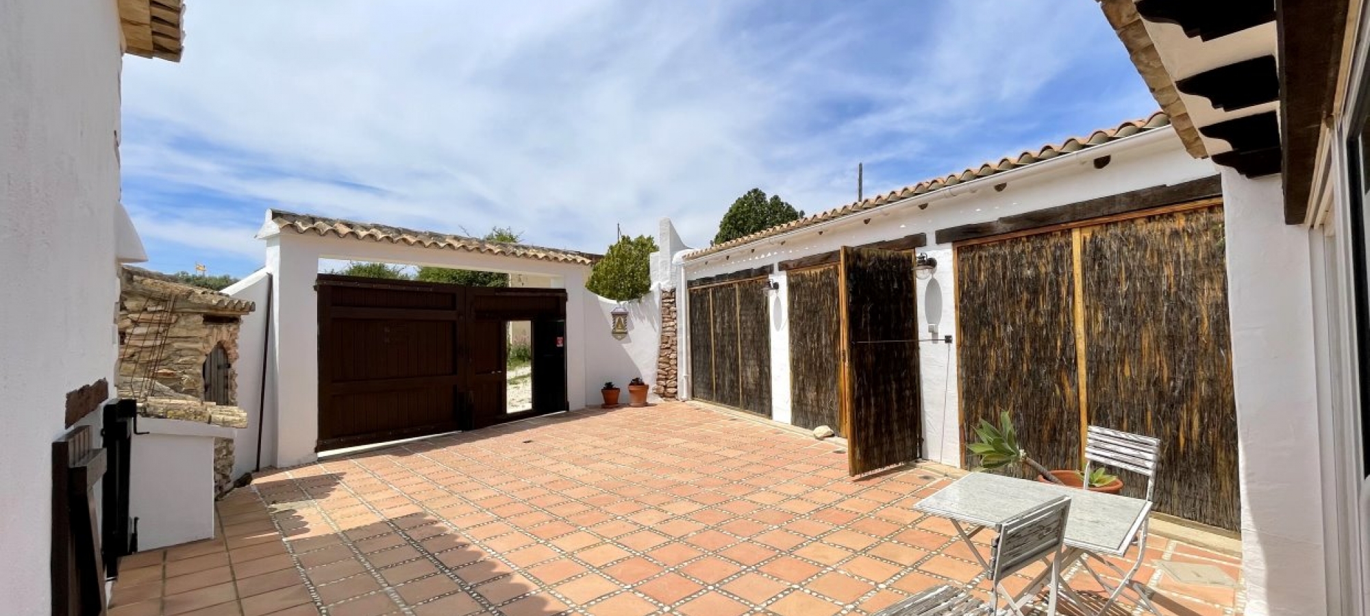 COSTA BLANCA >> MORAIRA - Traditionel og 100-årig finca med 3 soveværelser og panoramaudsigt.