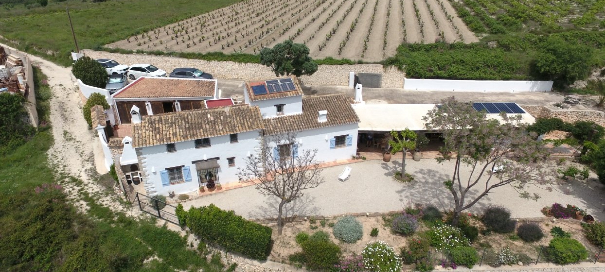 COSTA BLANCA >> MORAIRA - Traditionel og 100-årig finca med 3 soveværelser og panoramaudsigt.