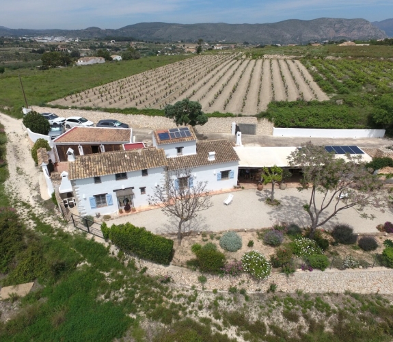 COSTA BLANCA >> MORAIRA - Traditionel og 100-årig finca med 3 soveværelser og panoramaudsigt....