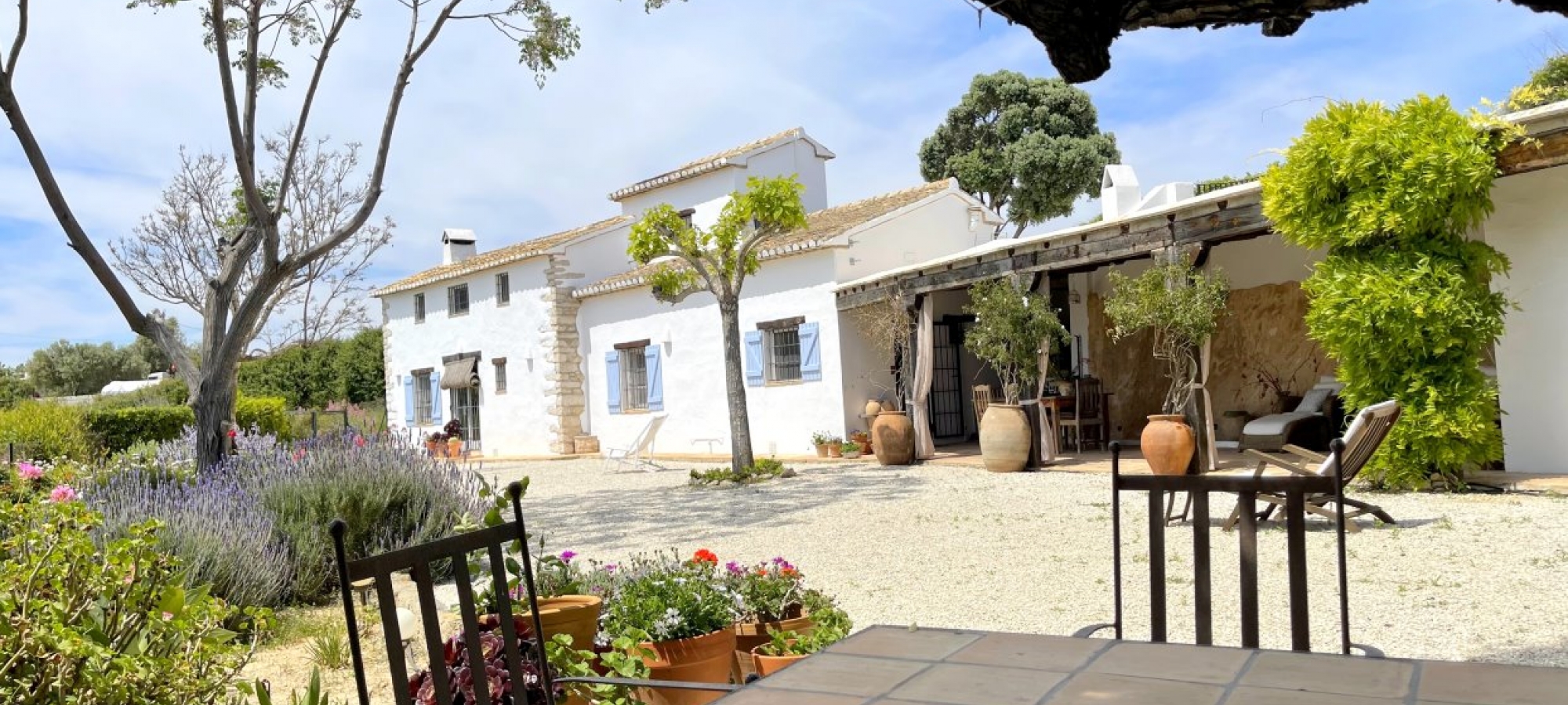 COSTA BLANCA >> MORAIRA - Traditionel og 100-årig finca med 3 soveværelser og panoramaudsigt.