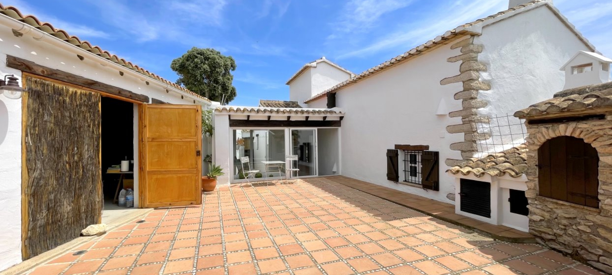 COSTA BLANCA >> MORAIRA - Traditionel og 100-årig finca med 3 soveværelser og panoramaudsigt.