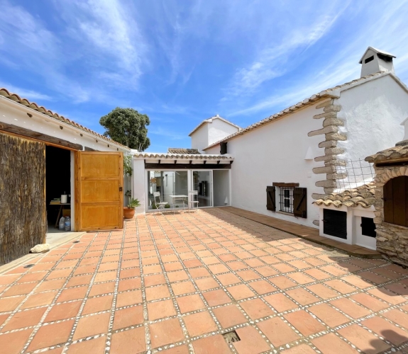 COSTA BLANCA >> MORAIRA - Traditionel og 100-årig finca med 3 soveværelser og panoramaudsigt....