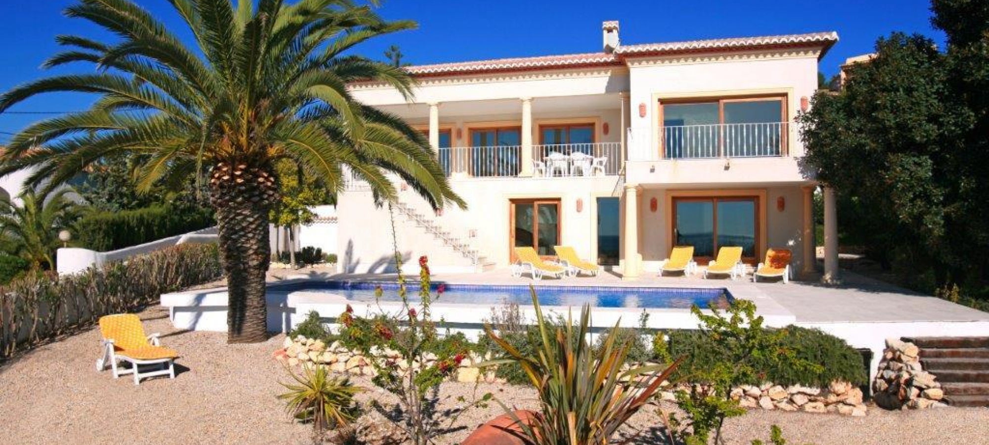 COSTA BLANCA >> MORAIRA >CAP BLANC -  Front line to the sea luxury villa with 4 bedrooms and great views.