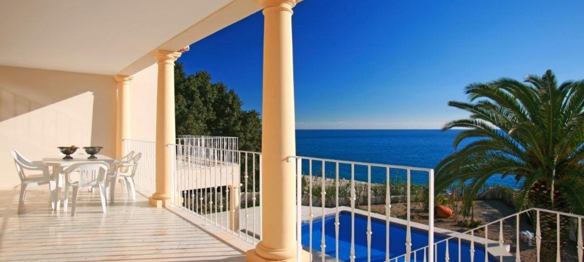 COSTA BLANCA >> MORAIRA >CAP BLANC -  Front line to the sea luxury villa with 4 bedrooms and great views.