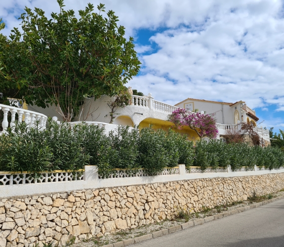 Villa med havudsigt til salg i Pinar del Advocat, Moraira, Costa Blanca, Spanien.