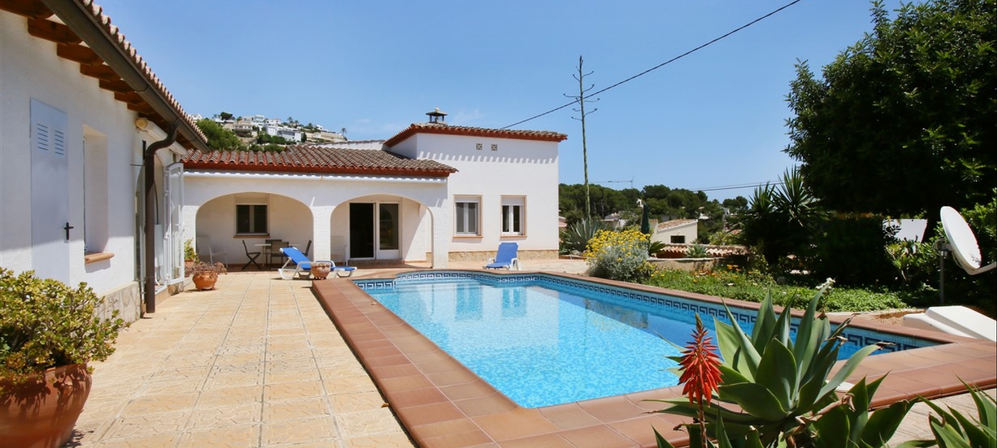 Villa til salg i Benimeit, Moraira, Costa Blanca totalrenoveret inklusive pool og grillområde.