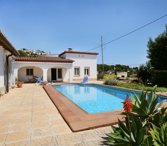 Villa til salg i Benimeit, Moraira, Costa Blanca totalrenoveret inklusive pool og grillområde.