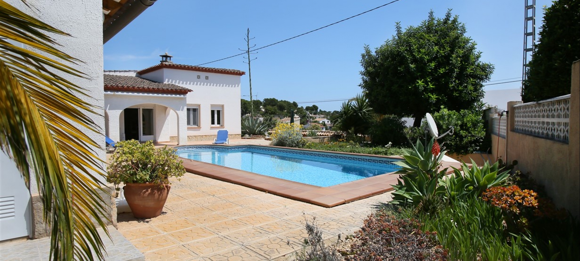 Villa til salg i Benimeit, Moraira, Costa Blanca totalrenoveret inklusive pool og grillområde.