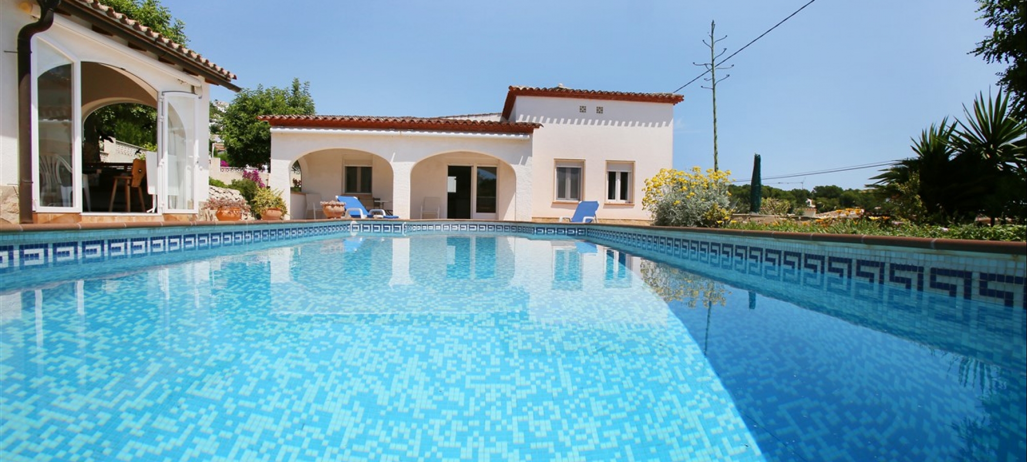 Villa til salg i Benimeit, Moraira, Costa Blanca totalrenoveret inklusive pool og grillområde.