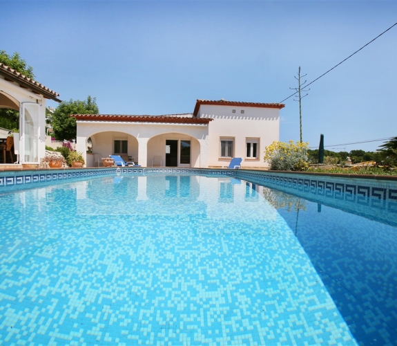 Villa til salg i Benimeit, Moraira, Costa Blanca totalrenoveret inklusive pool og grillområde.