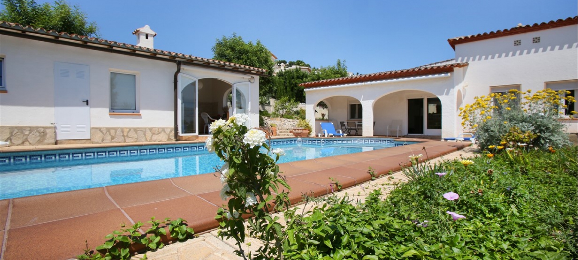 Villa til salg i Benimeit, Moraira, Costa Blanca totalrenoveret inklusive pool og grillområde.