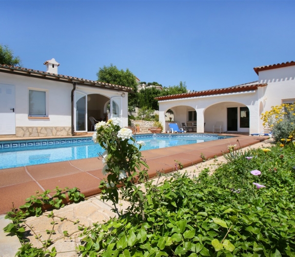 Villa til salg i Benimeit, Moraira, Costa Blanca totalrenoveret inklusive pool og grillområde.