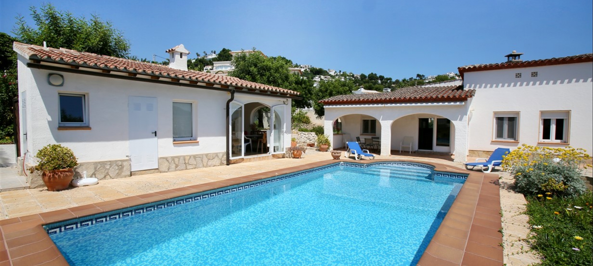 Villa til salg i Benimeit, Moraira, Costa Blanca totalrenoveret inklusive pool og grillområde.