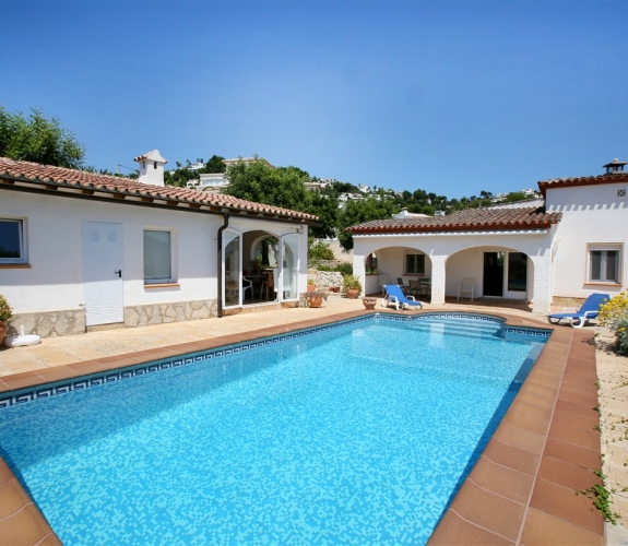 Villa til salg i Benimeit, Moraira, Costa Blanca totalrenoveret inklusive pool og grillområde.