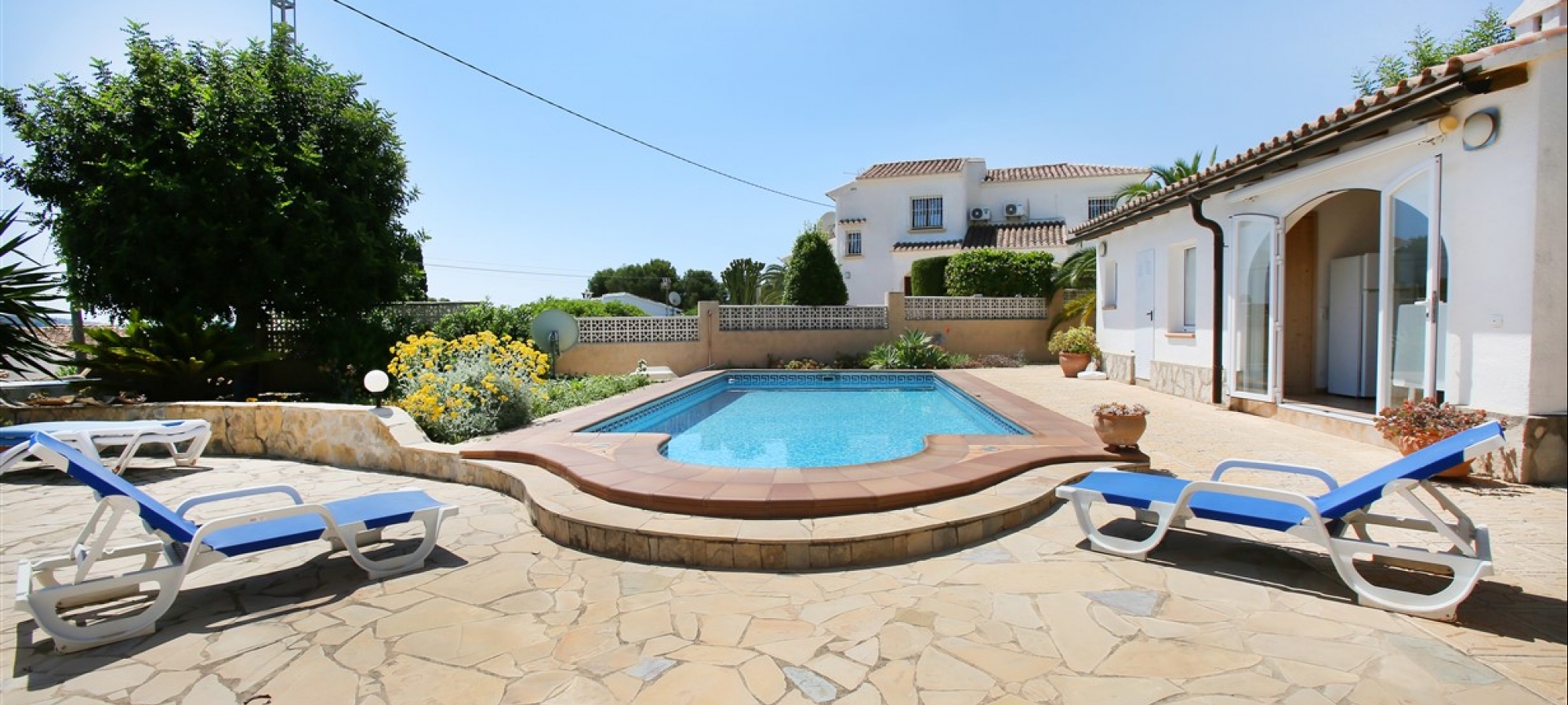 Villa til salg i Benimeit, Moraira, Costa Blanca totalrenoveret inklusive pool og grillområde.