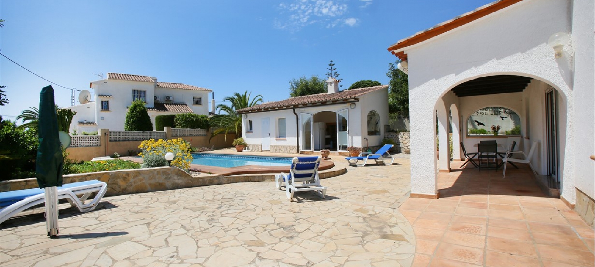 Villa til salg i Benimeit, Moraira, Costa Blanca totalrenoveret inklusive pool og grillområde.