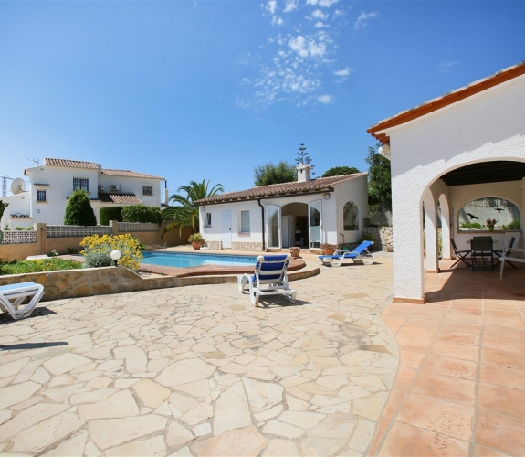 Villa til salg i Benimeit, Moraira, Costa Blanca totalrenoveret inklusive pool og grillområde.