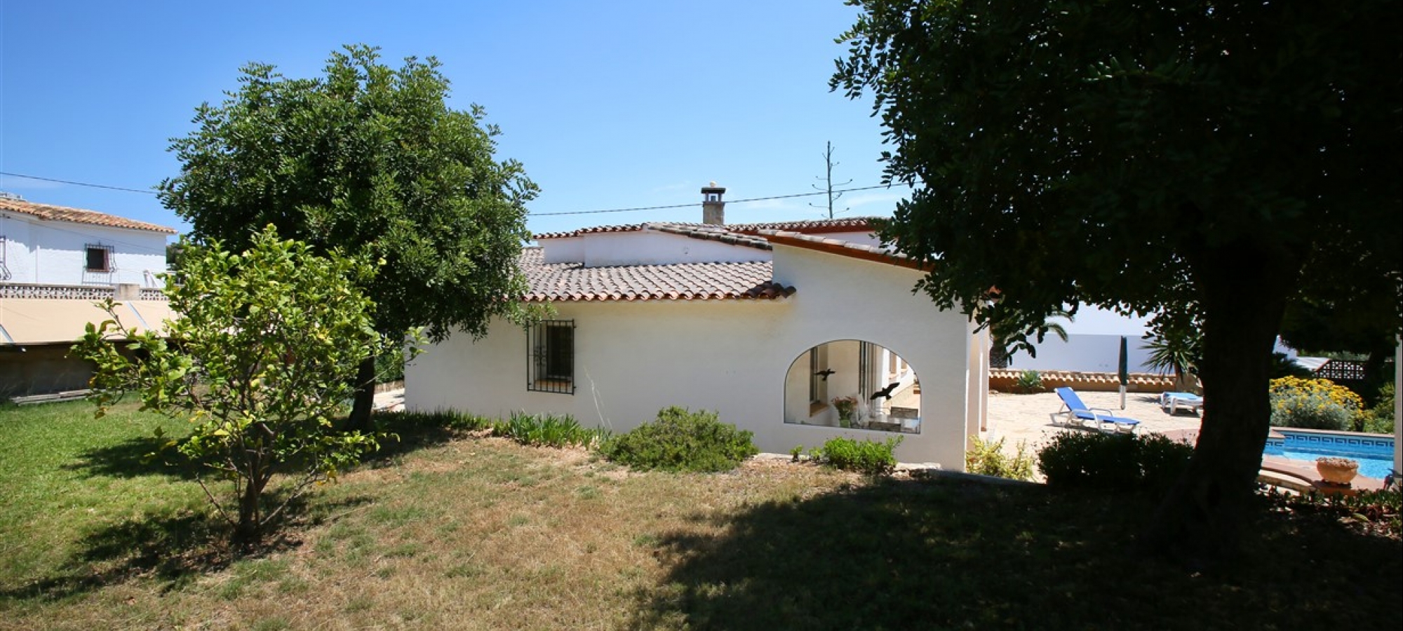 Villa til salg i Benimeit, Moraira, Costa Blanca totalrenoveret inklusive pool og grillområde.