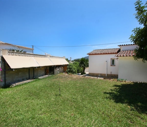 Villa til salg i Benimeit, Moraira, Costa Blanca totalrenoveret inklusive pool og grillområde.