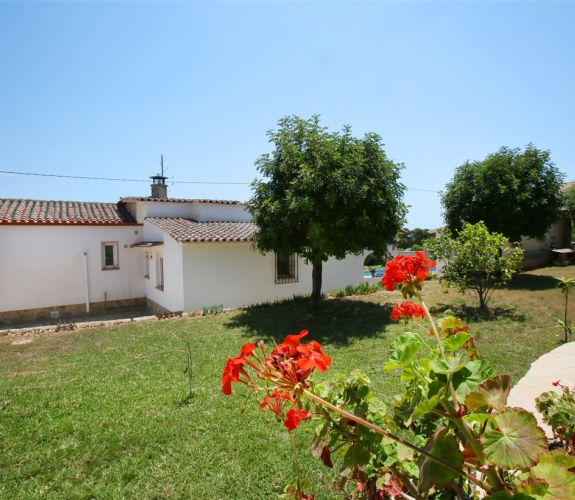 Villa til salg i Benimeit, Moraira, Costa Blanca totalrenoveret inklusive pool og grillområde.