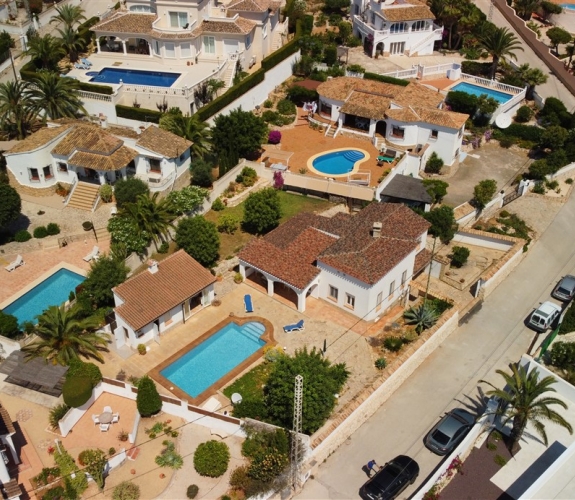 Villa til salg i Benimeit, Moraira, Costa Blanca totalrenoveret inklusive pool og grillområde.