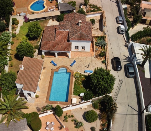 Villa til salg i Benimeit, Moraira, Costa Blanca totalrenoveret inklusive pool og grillområde.