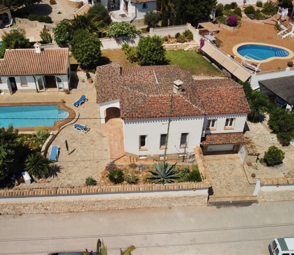 Villa til salg i Benimeit, Moraira, Costa Blanca totalrenoveret inklusive pool og grillområde.