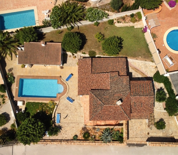 Villa til salg i Benimeit, Moraira, Costa Blanca totalrenoveret inklusive pool og grillområde.