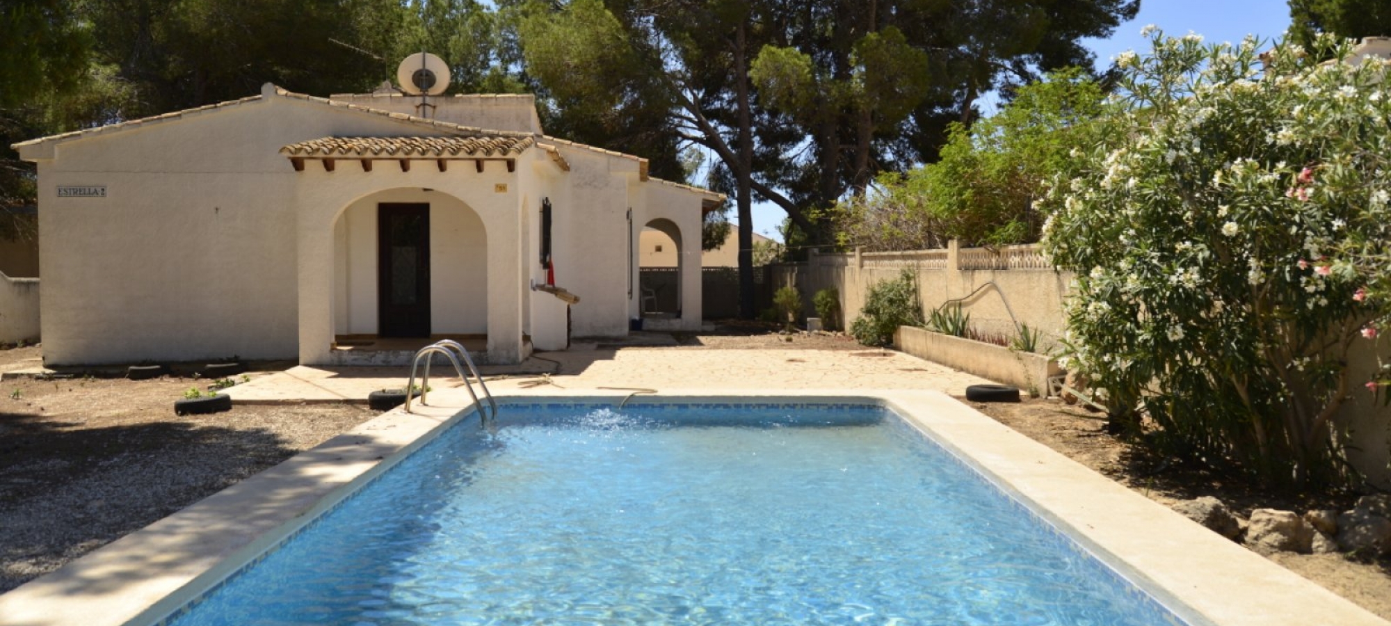 Cap Blanc area, to renovate, including private pool and walking distance to the beach.