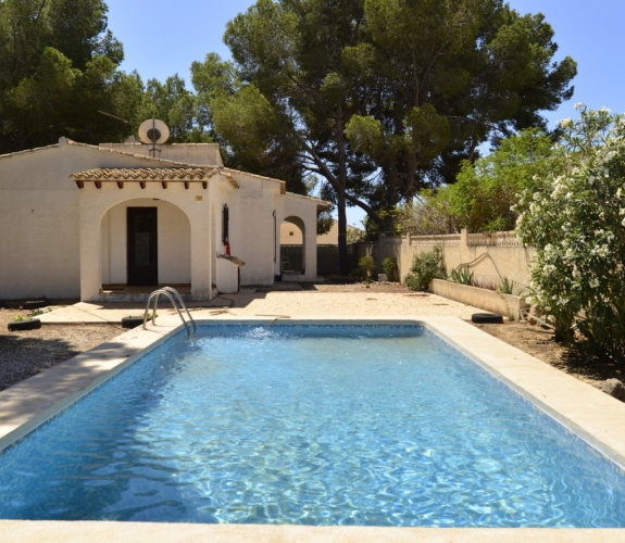 Moraira villa i Cap Blanc område, til renovering, herunder privat pool og gåafstand til stranden.