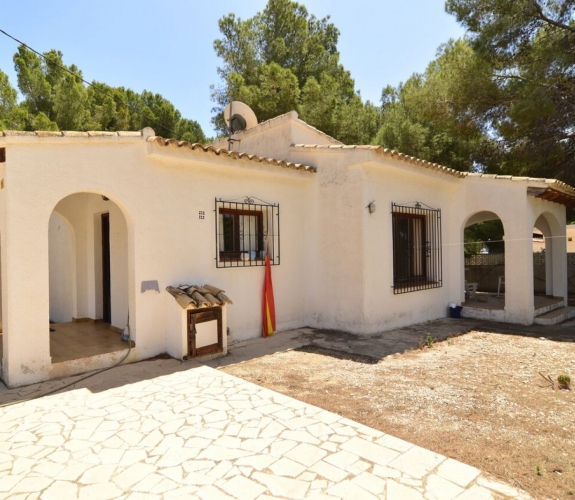 Moraira villa i Cap Blanc område, til renovering, herunder privat pool og gåafstand til stranden.