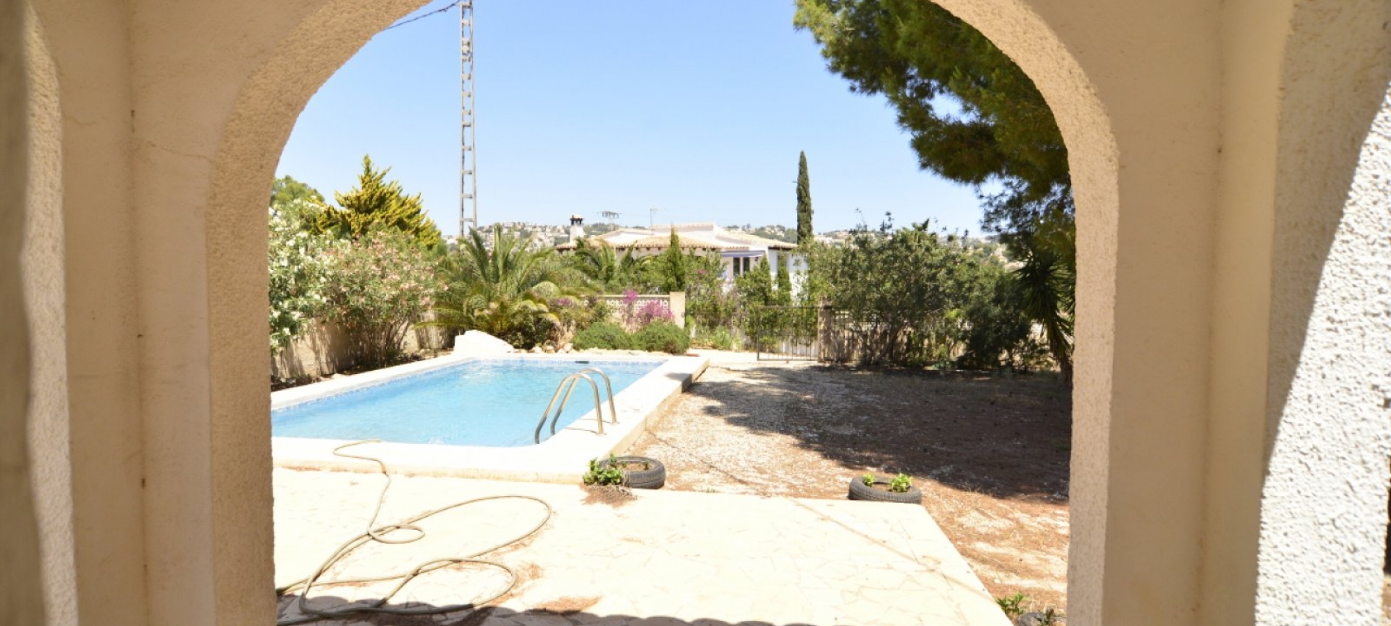 Cap Blanc area, to renovate, including private pool and walking distance to the beach.