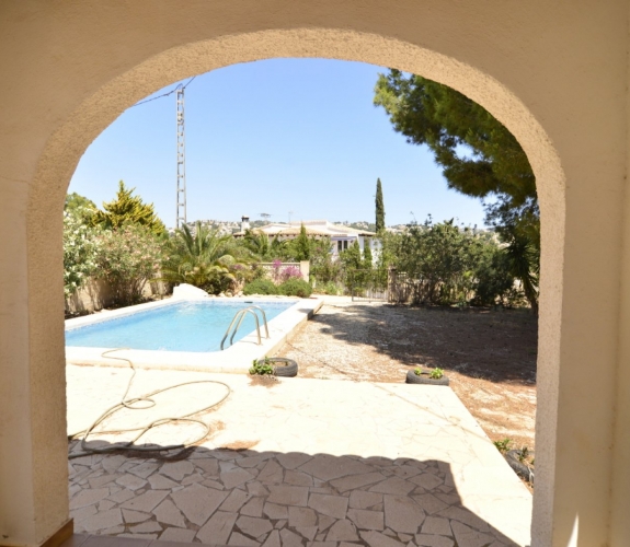 Moraira villa i Cap Blanc område, til renovering, herunder privat pool og gåafstand til stranden.