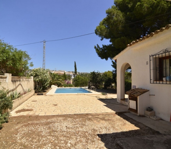 Moraira villa i Cap Blanc område, til renovering, herunder privat pool og gåafstand til stranden.