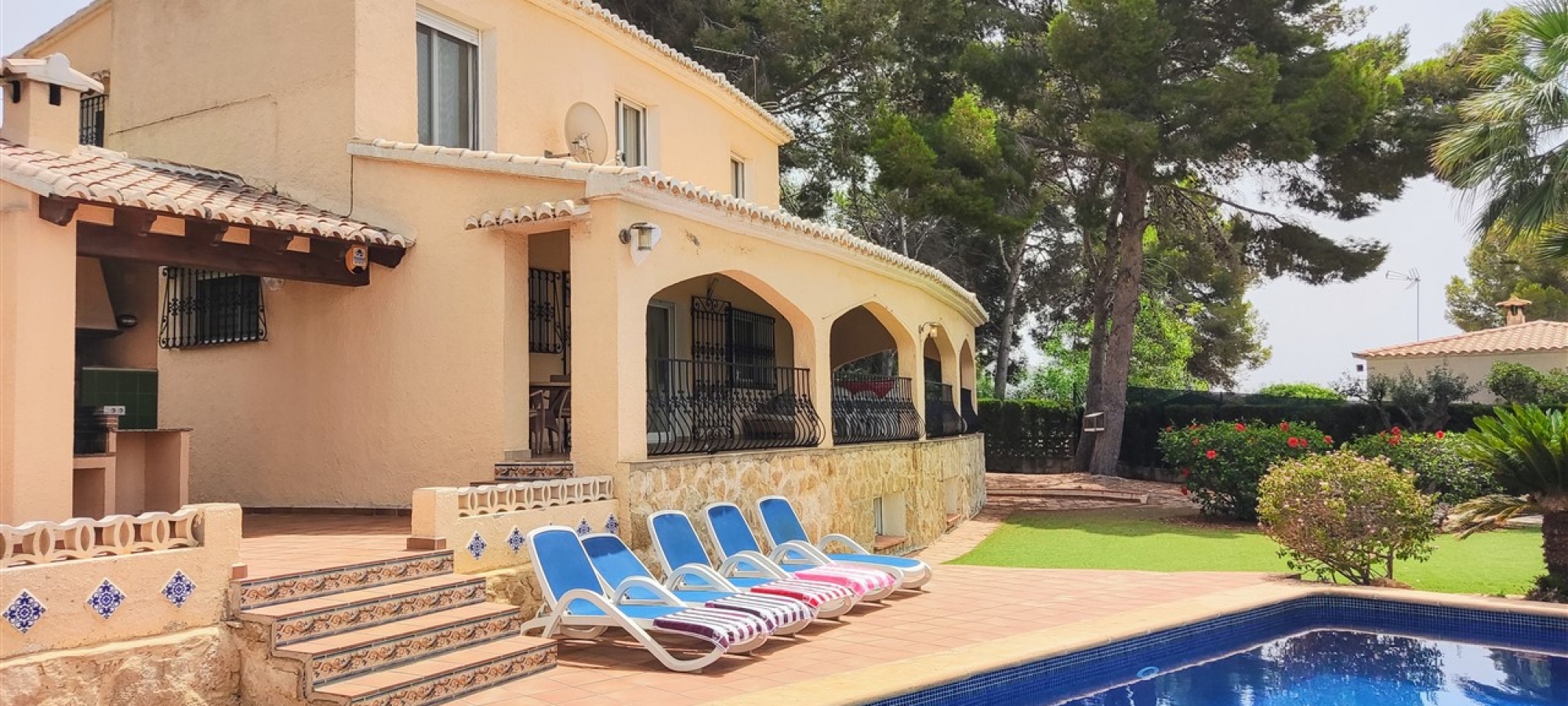 MORAIRA >> PLA DEL MAR - Ibiza style villa withing walking distance to town and beach.