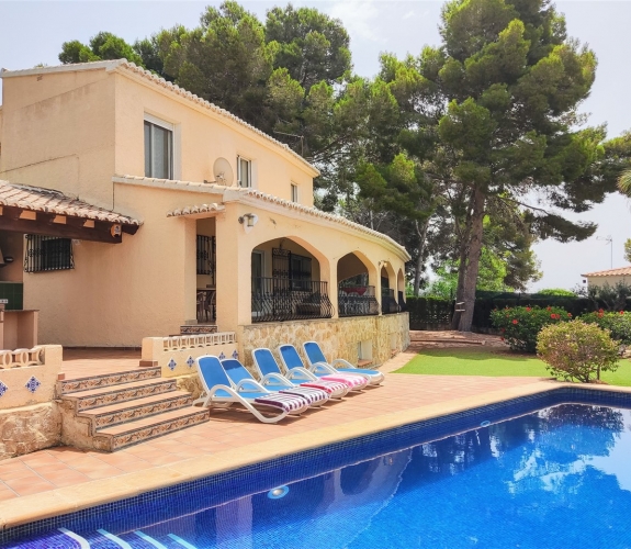 MORAIRA >> PLA DEL MAR - Villa i Ibiza -stil inden for gåafstand til by og strand.