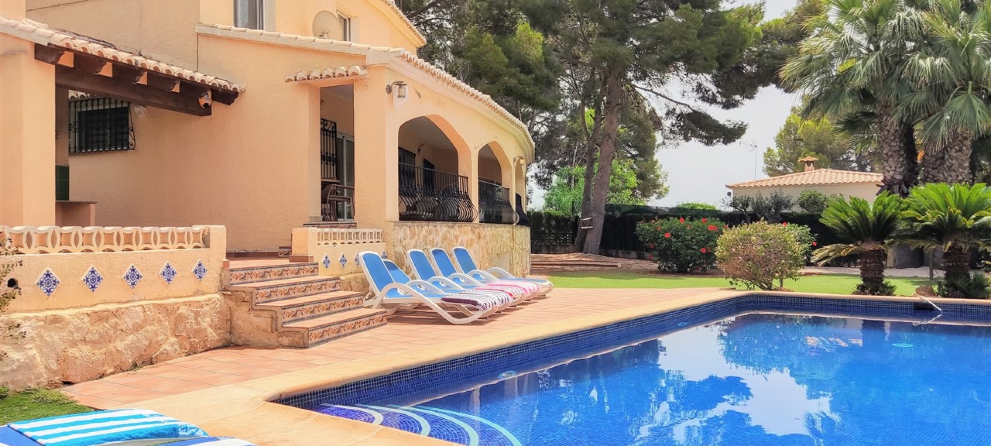 MORAIRA >> PLA DEL MAR - Villa i Ibiza -stil inden for gåafstand til by og strand.