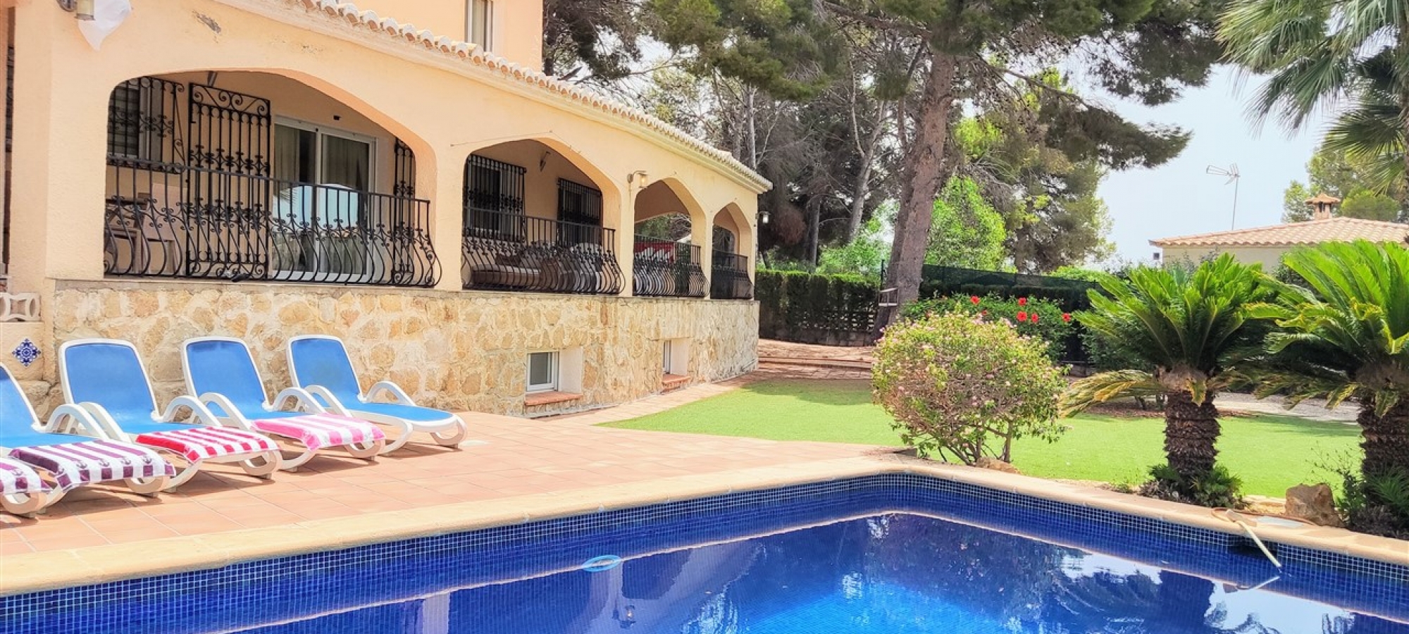 MORAIRA >> PLA DEL MAR - Ibiza style villa withing walking distance to town and beach.