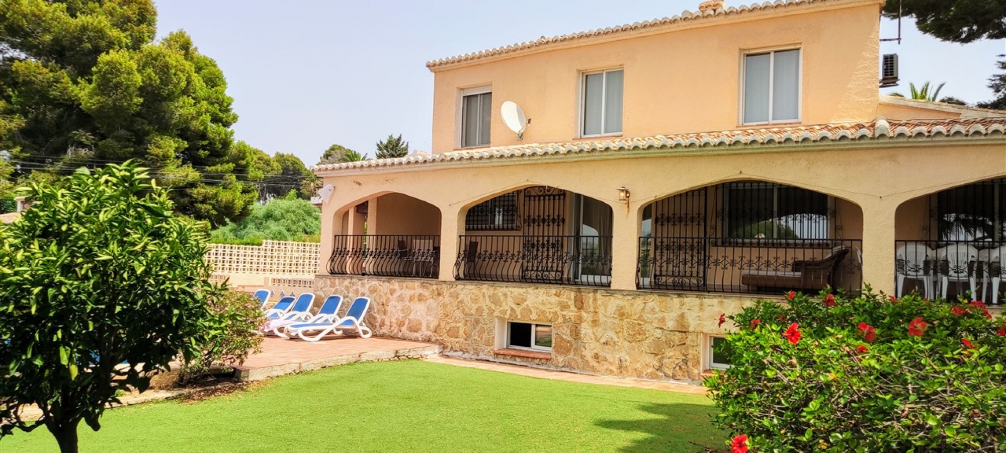 MORAIRA >> PLA DEL MAR - Ibiza style villa withing walking distance to town and beach.