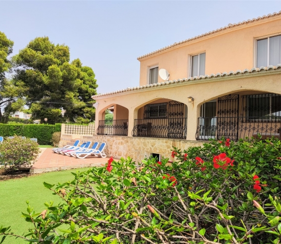 MORAIRA >> PLA DEL MAR - Ibiza style villa withing walking distance to town and beach.