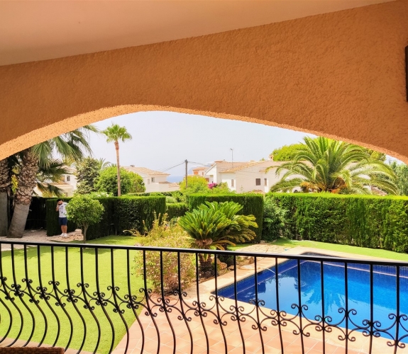 MORAIRA >> PLA DEL MAR - Ibiza style villa withing walking distance to town and beach.