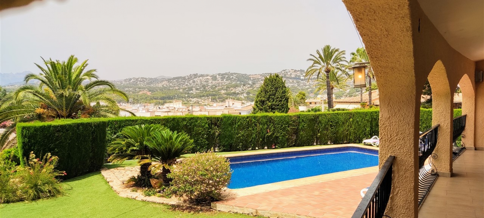 MORAIRA >> PLA DEL MAR - Villa i Ibiza -stil inden for gåafstand til by og strand.