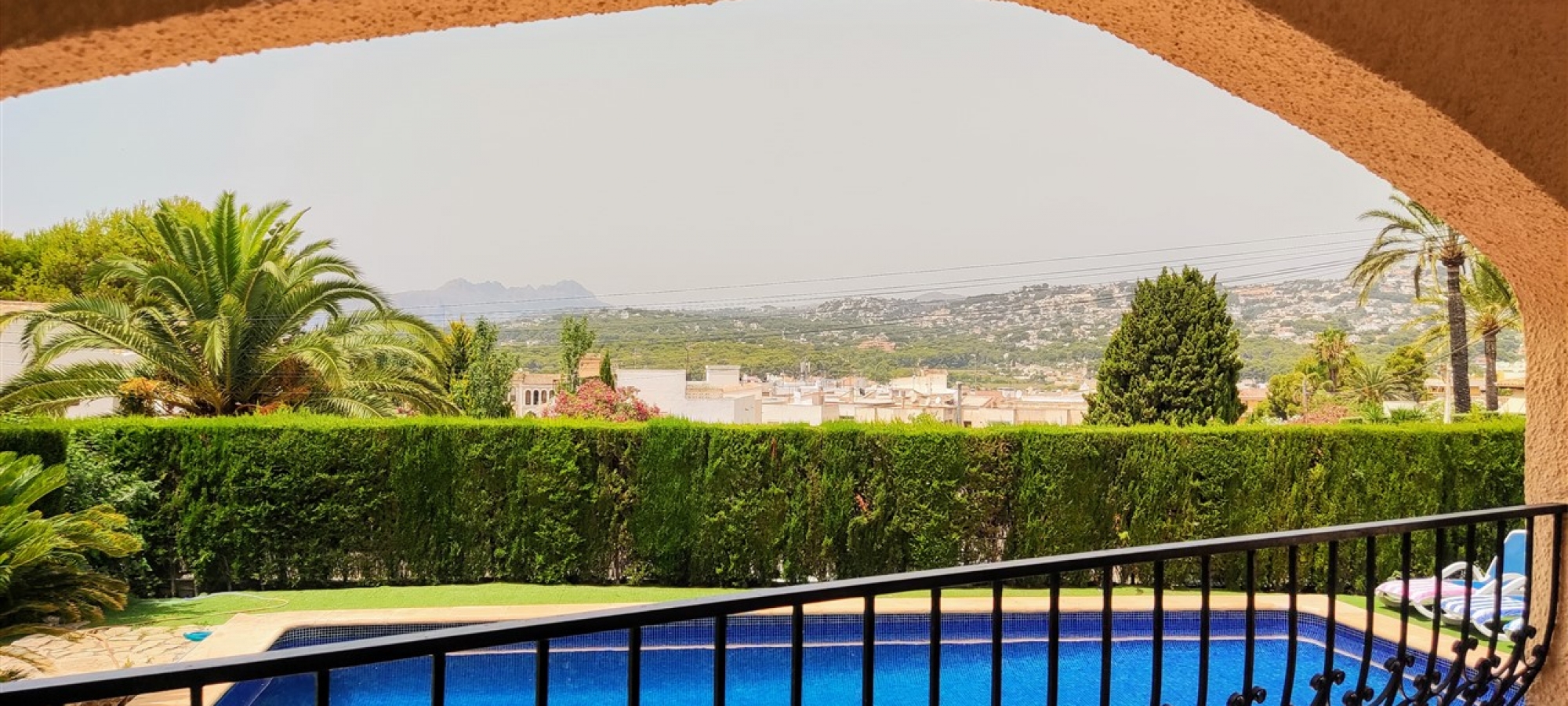 MORAIRA >> PLA DEL MAR - Ibiza style villa withing walking distance to town and beach.