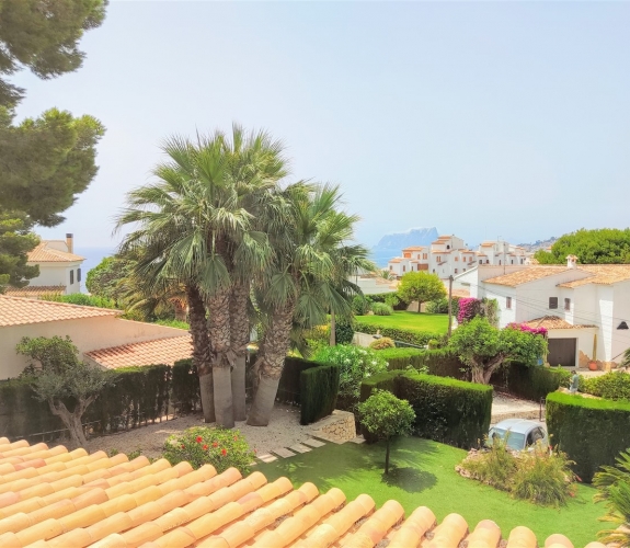 MORAIRA >> PLA DEL MAR - Ibiza style villa withing walking distance to town and beach.