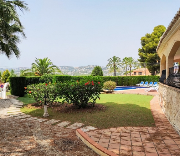 MORAIRA >> PLA DEL MAR - Ibiza style villa withing walking distance to town and beach.