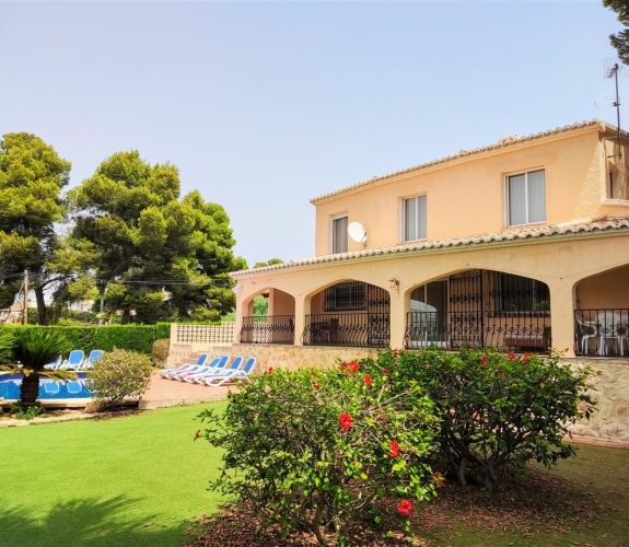 MORAIRA >> PLA DEL MAR - Ibiza style villa withing walking distance to town and beach.