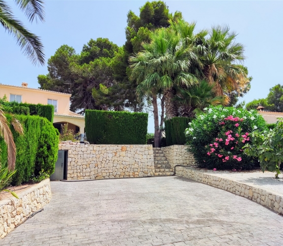 MORAIRA >> PLA DEL MAR - Ibiza style villa withing walking distance to town and beach.