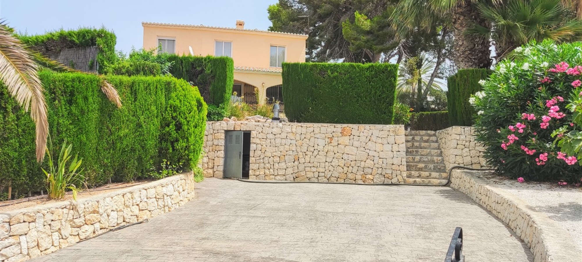 MORAIRA >> PLA DEL MAR - Ibiza style villa withing walking distance to town and beach.